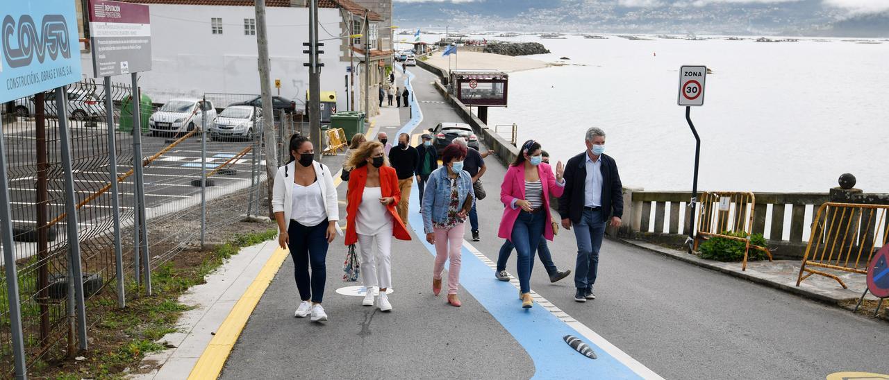 Carmela Silva, segunda por la izquierda, al inicio del Camiño Real en la zona de O Con.