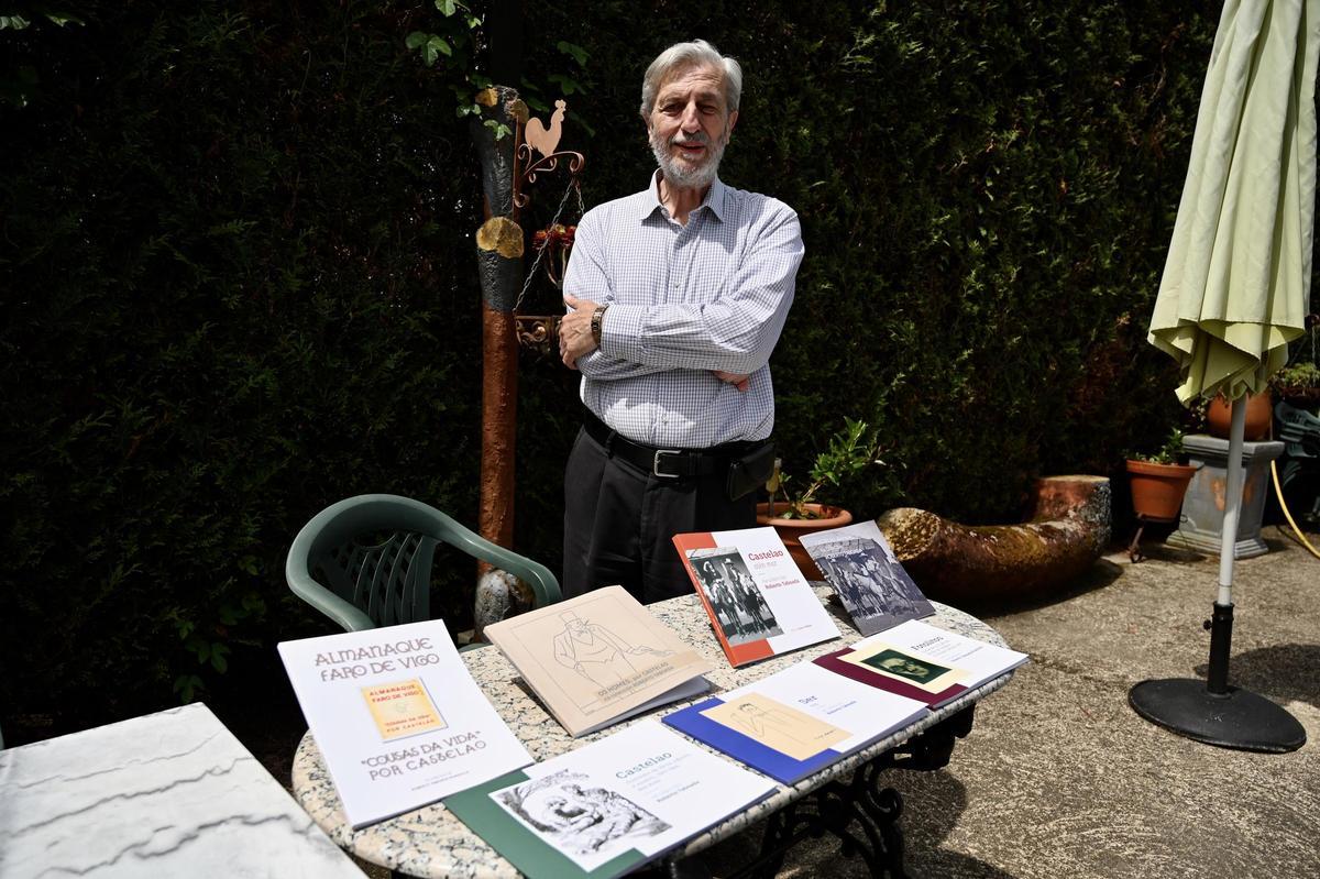 Roberto Taboada con algunas de las obras que ha publicado recientemente.
