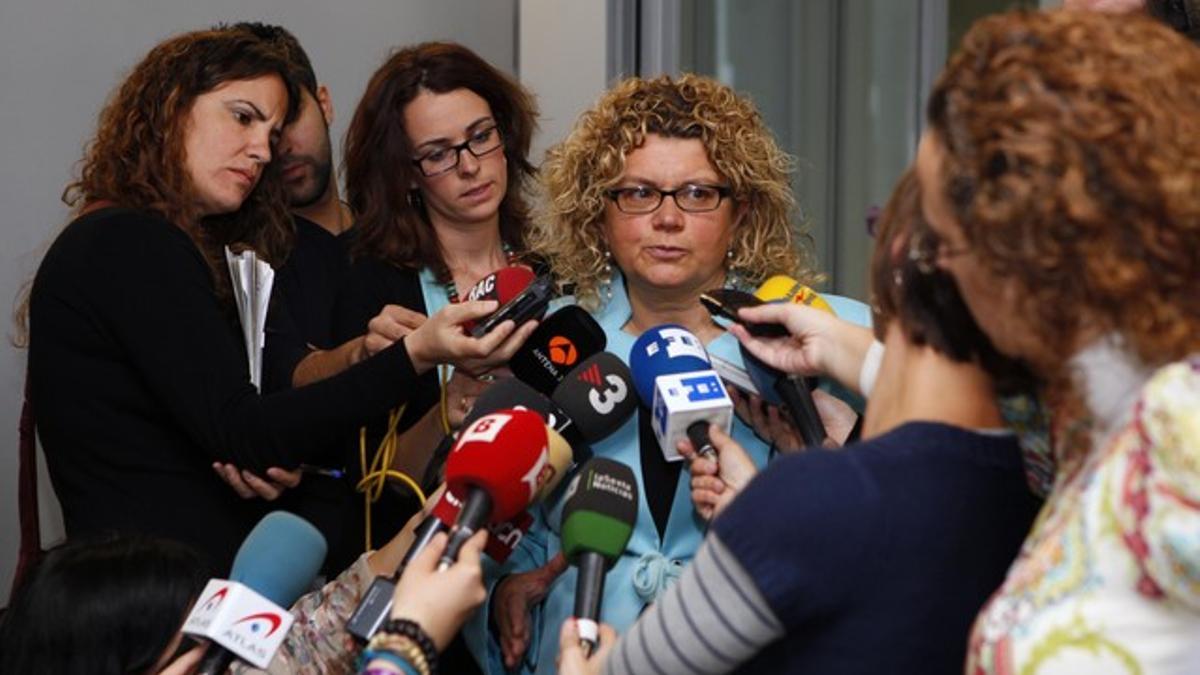 La 'exconsellera' Marina Geli atiende a los medios, el pasado abril, en la Ciutat de la Justícia.