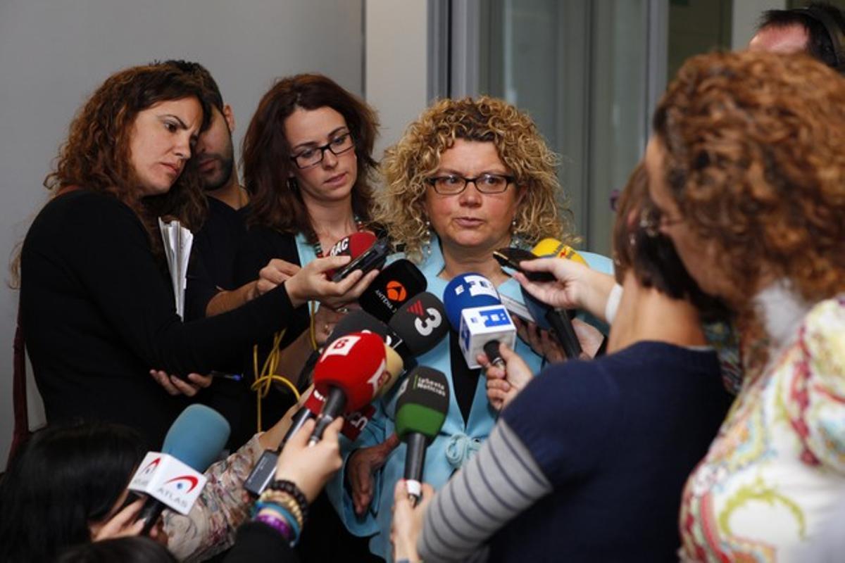 L’exconsellera Marina Geli atén els mitjans, l’abril passat, a la Ciutat de la Justícia.