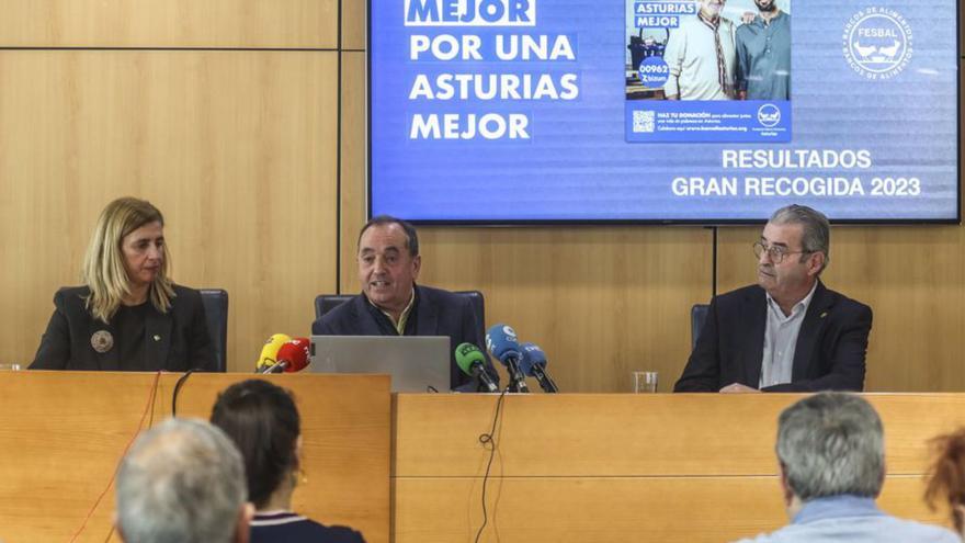 Por la izquierda, Eva Pando, Juan José Cima y Bernardo Sopeña, ayer, durante la presentación del balance de la recogida, en Oviedo. | Irma Collín