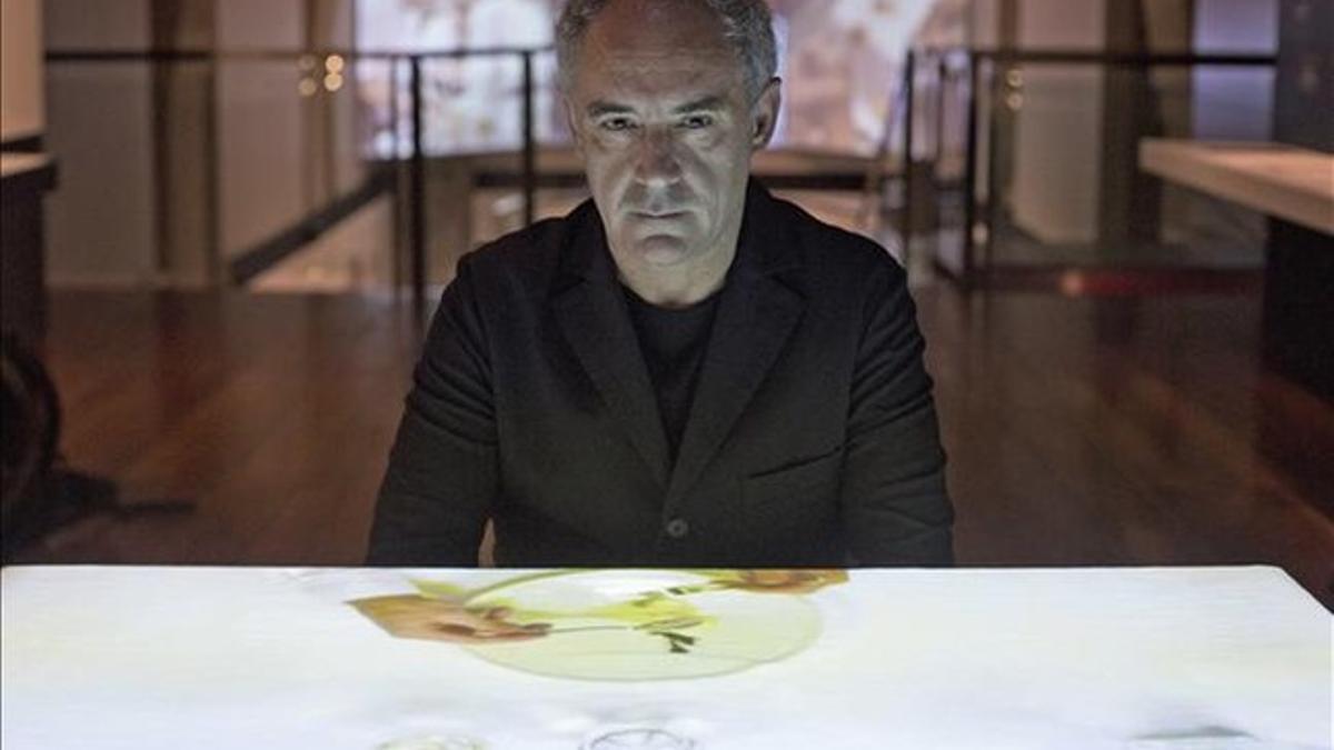 Ferran Adrià, en un espacio de la muestra en la Somerset House de Londres.