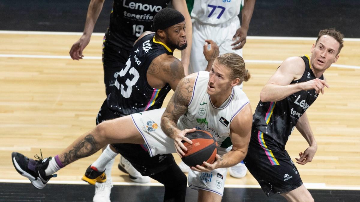 Unicaja se apuntó el primer punto de la serie ante Tenerife