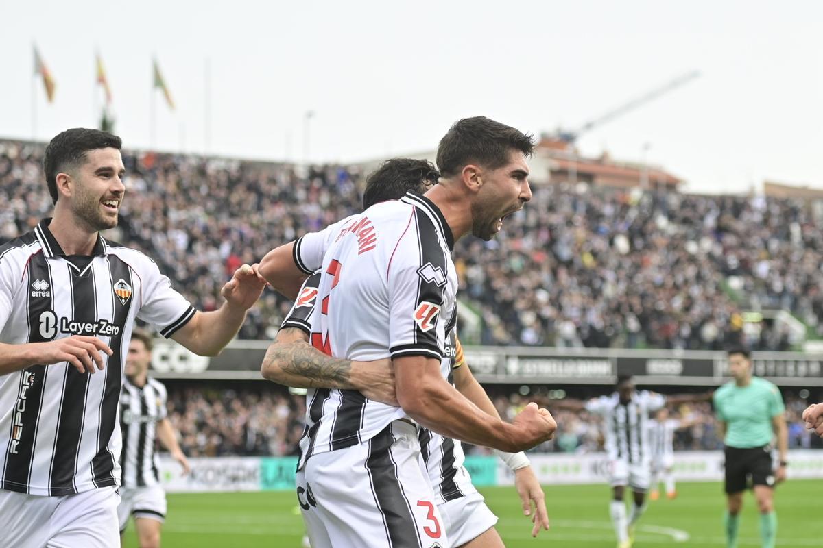 Brignani celebra un gol en el SkyFi Castalia.