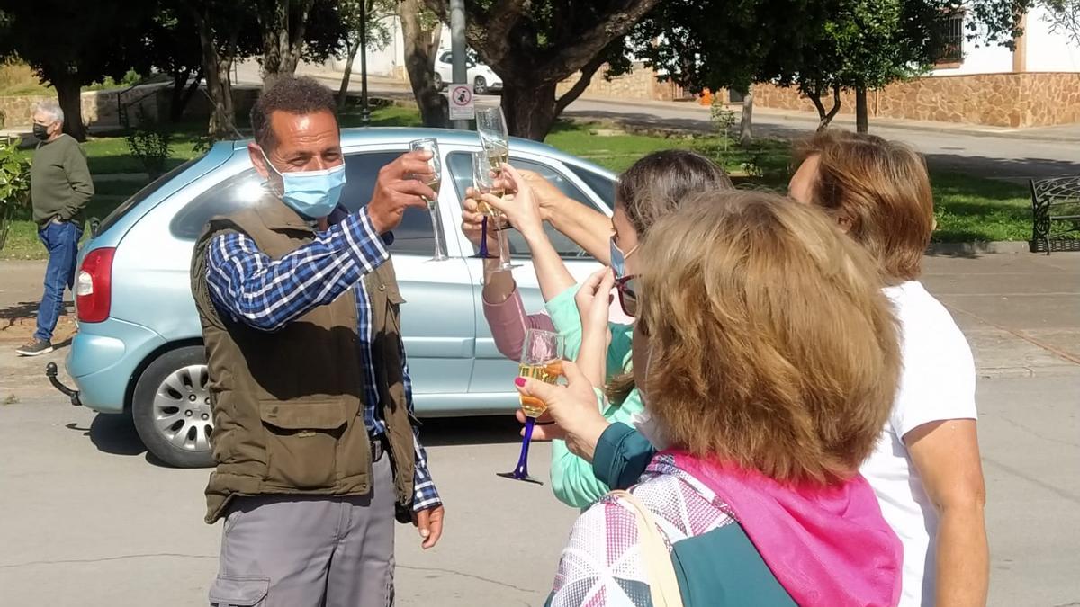 Rufino, ganador del Euromillón, brinda con un grupo de vecinos