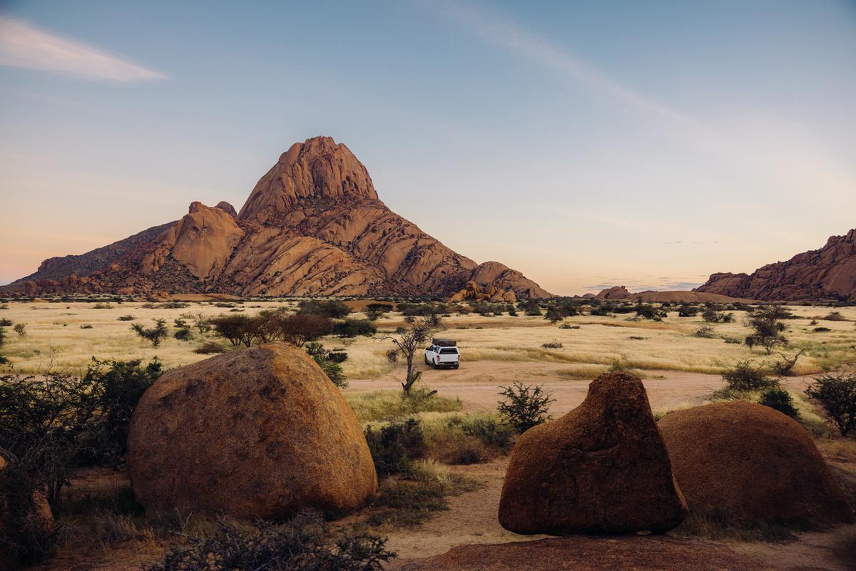 Damaraland, famosa por sus paisajes de color óxido, es hogar de fauna adaptada al desierto (como elefantes y rinocerontes), y alberga importantes tesoros geológicos y culturales, incluyendo la mayor galería de arte rupestre al aire libre del mundo.