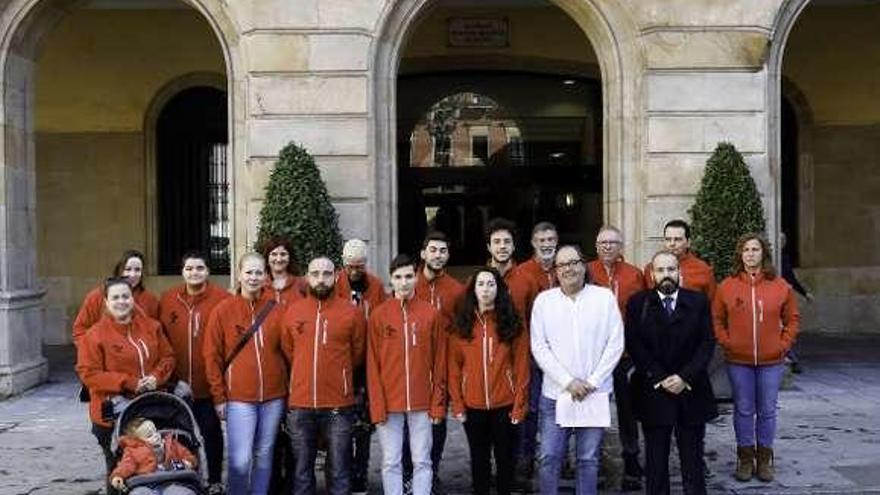 Miembros de la banda de gaitas, junto a Mario Suárez del Fueyo y el abogado Javier Díaz Dapena, antes de la rueda de prensa.