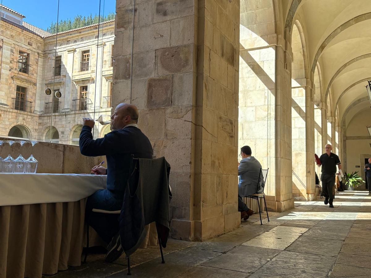 Zona de cata en el claustro del antiguo monasterio de Corias.