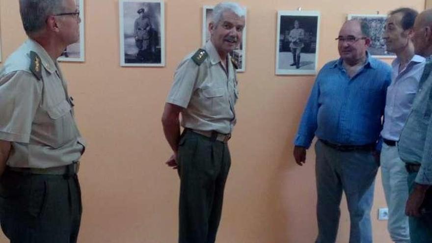Autoridades militares y civiles en la galería fotográfica inaugurada en Peleagonzalo.