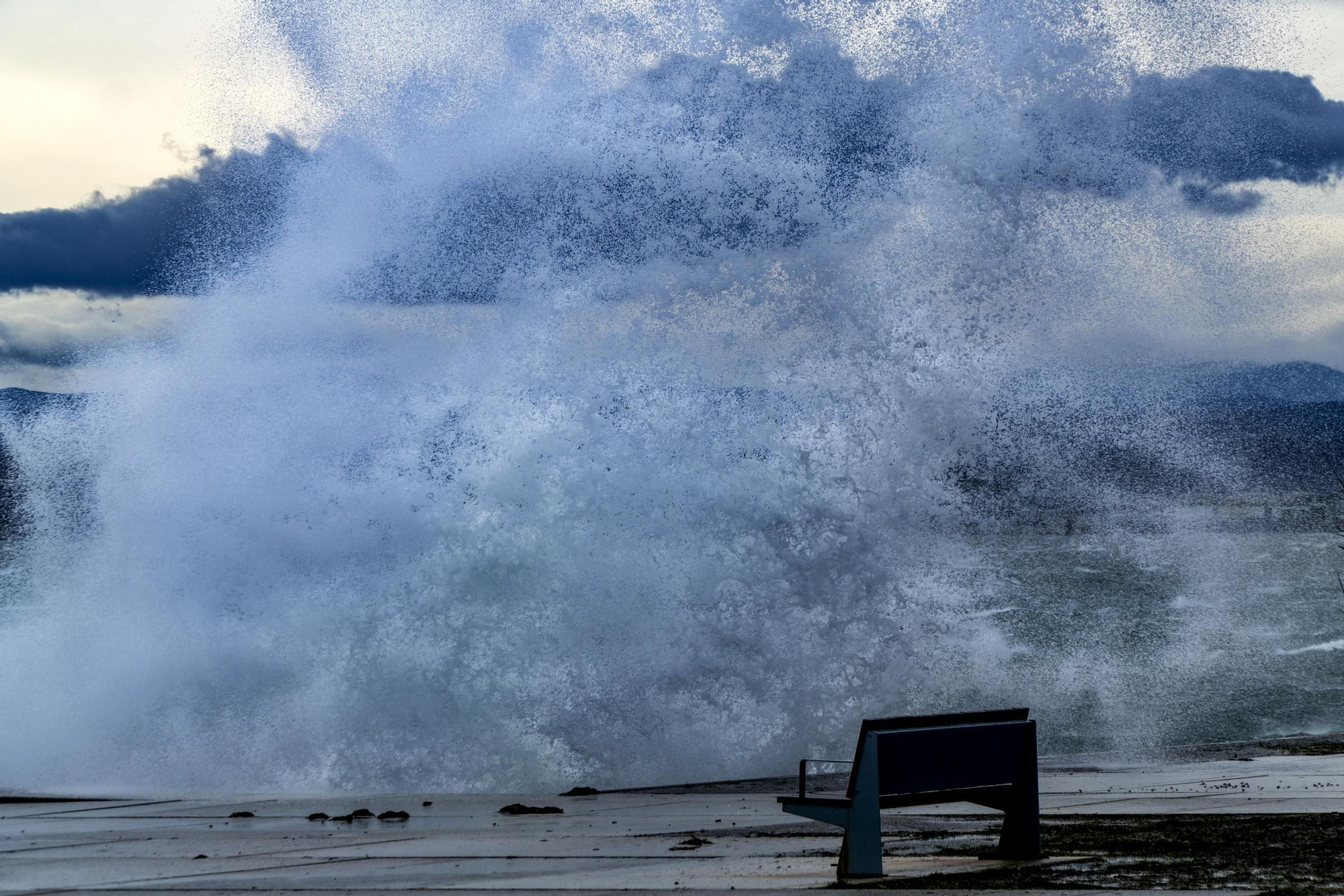 Desviados cuatro vuelos y otro cancelado por el fuerte viento en Santander