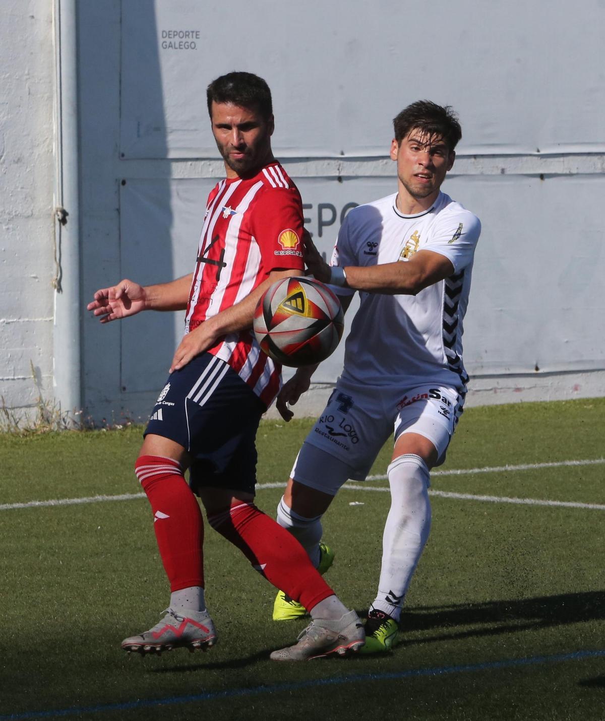 Félix y un jugador de la Sarriana en un momento del partido del domingo.