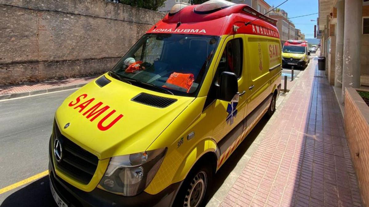 Una ambulancia estacionada junto al centro de salud de Torreblanca. | MEDITERRÁNEO