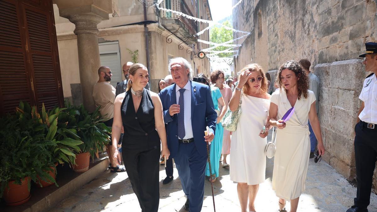 Prohens charla el pasado sábado con Martí March, alcalde de Pollença (PSOE), junto a Francina Armengol y Rosario Sánchez.