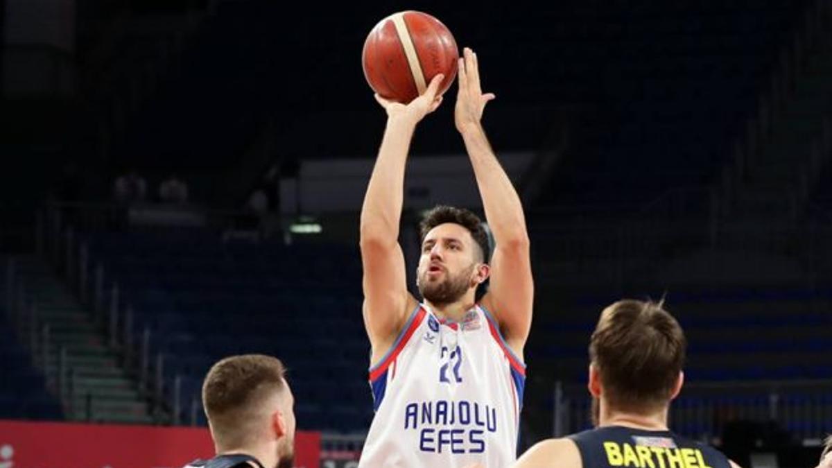 Vasilije Micic renueva con el Anadolu Efes y se olvida de la NBA