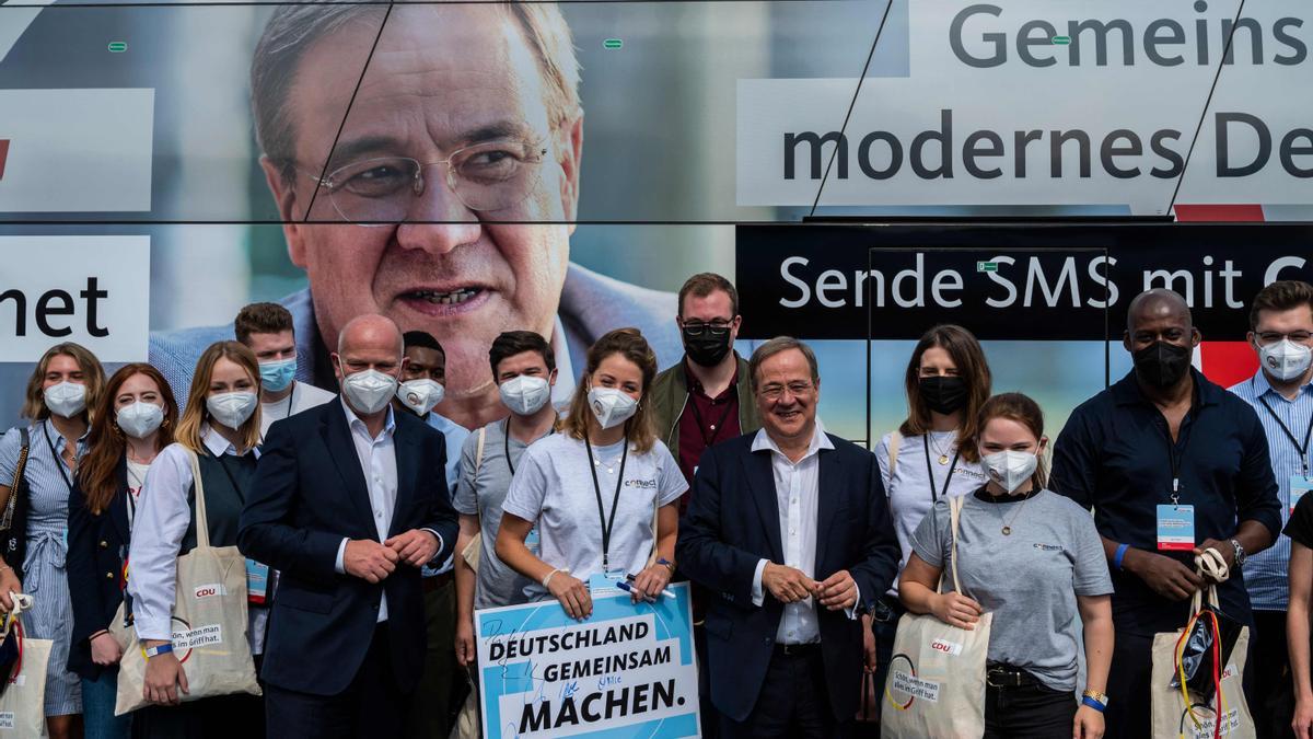 El candidato de la CDU a la cancillería alemana, Armin Laschet, posa con voluntarios de la campaña, este sábado en Berlín.