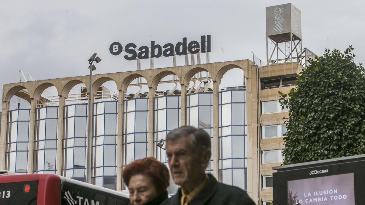 La sede del Banco Sabadell en el centro de Alicante.