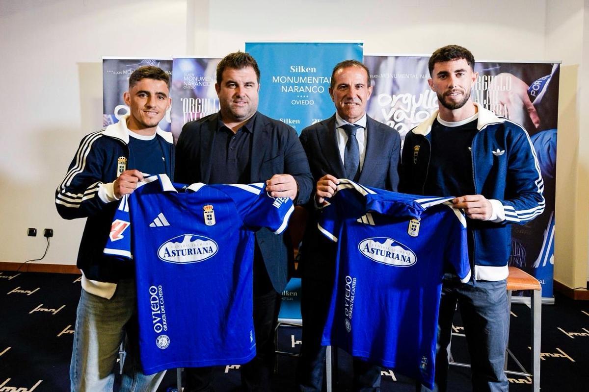 Jacobo, primero derecha, en su presentación como jugador del Oviedo.