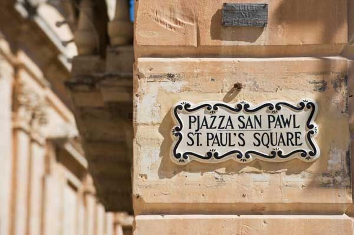 Placa con el nombre de la Plaza de San Pablo.