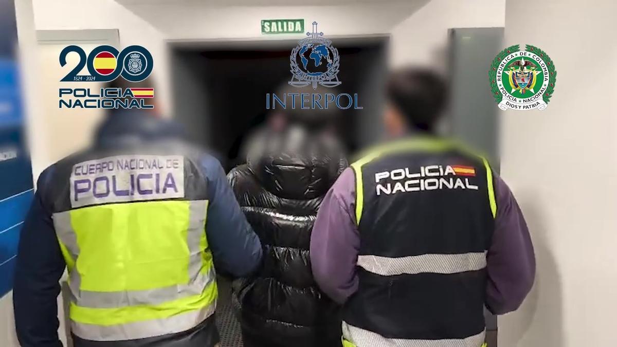 Dos agentes conducen al detenido a dependencias policiales.