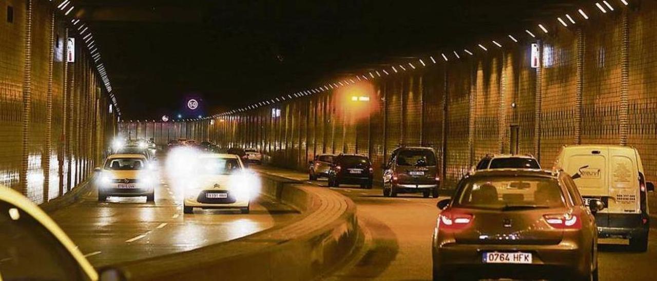 Foto de archivo de vehículos circulando por el túnel de Beiramar de Vigo.