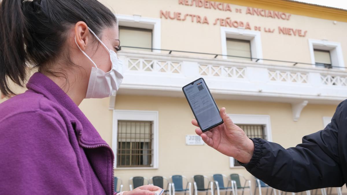 Un visitante de una residencia de ancianos en Aspe muestra el pasaporte covid para poder acceder.