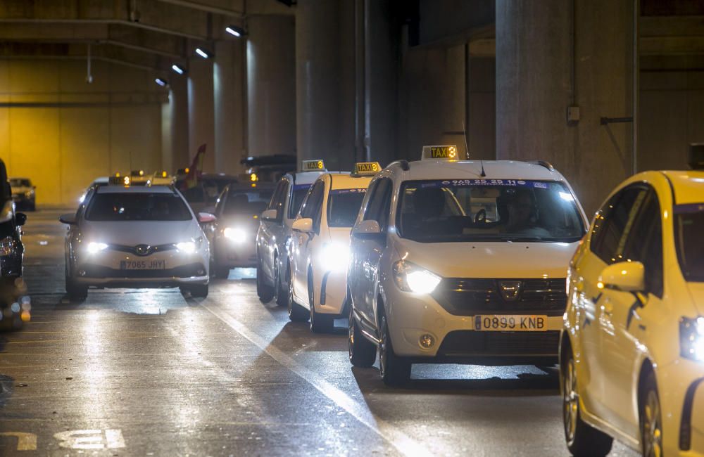 La huelga indefinida continúa: turistas cargados de maletas sin taxi en Alicante.