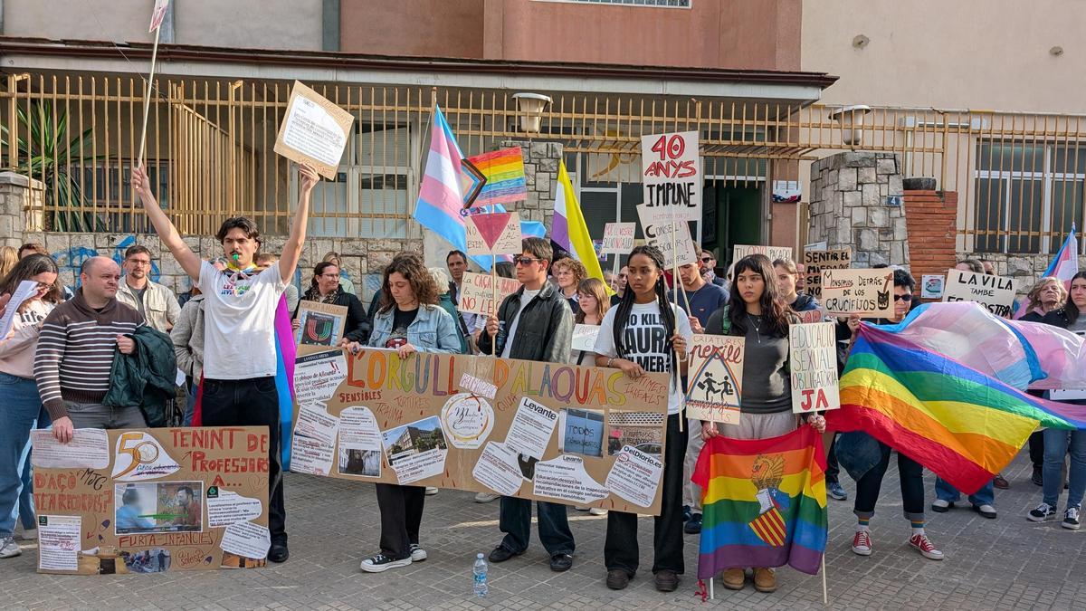 Protesta contra las terapias de conversión Lgtb en Alaquàs: "Queremos profesores, no depredadores"