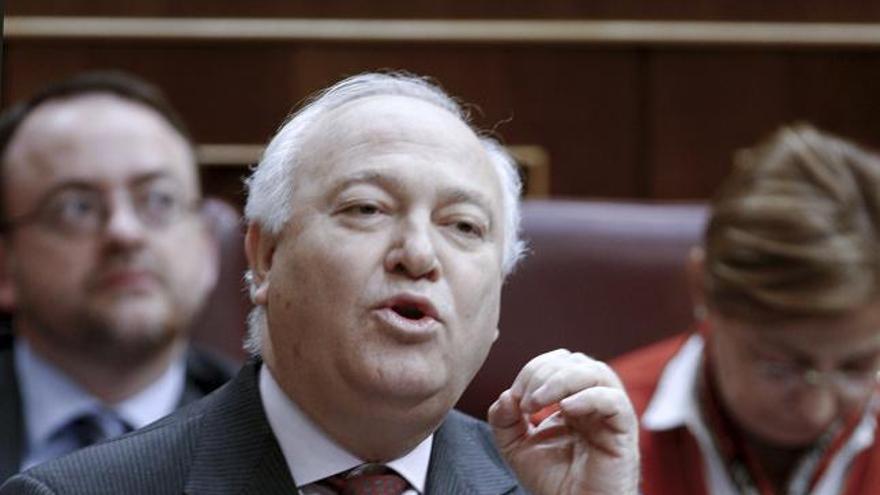 El ministro de Exteriores, Miguel Ángel Moratinos, durante una de sus intervenciones en la sesión de control al Ejecutivo en el Congreso, que hoy estuvo centrada en el futuro del sistema bancario tras la intervención del Banco de España en la Caja de Castilla-La Mancha.