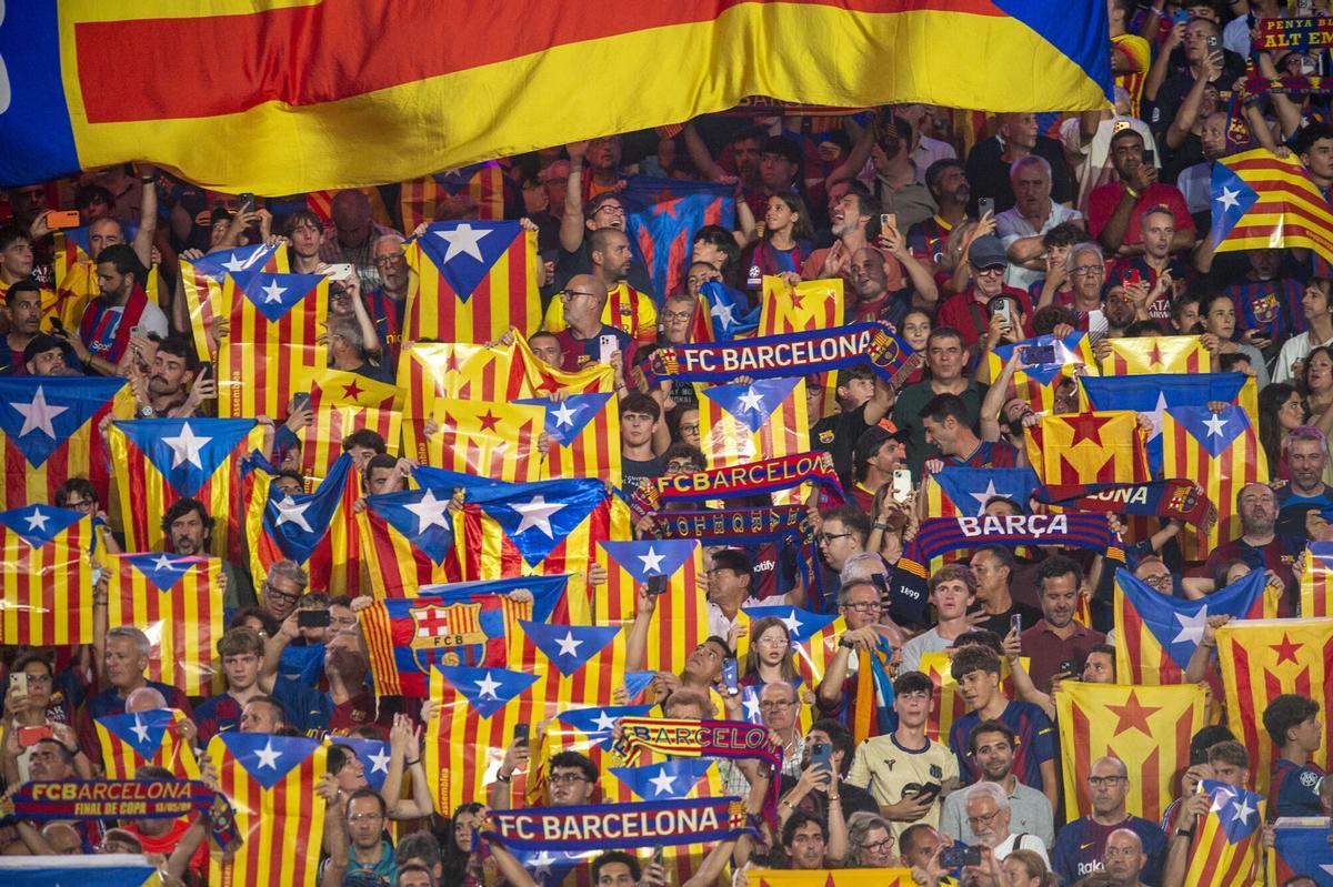 Barcelona. 27.08.2026. Deportes La grada se llena de esteladas durante el partido de liga entre el FC Barcelona y el Athletic de Bilbao en el Camp Nou. Fotografía de Jordi Cotrina