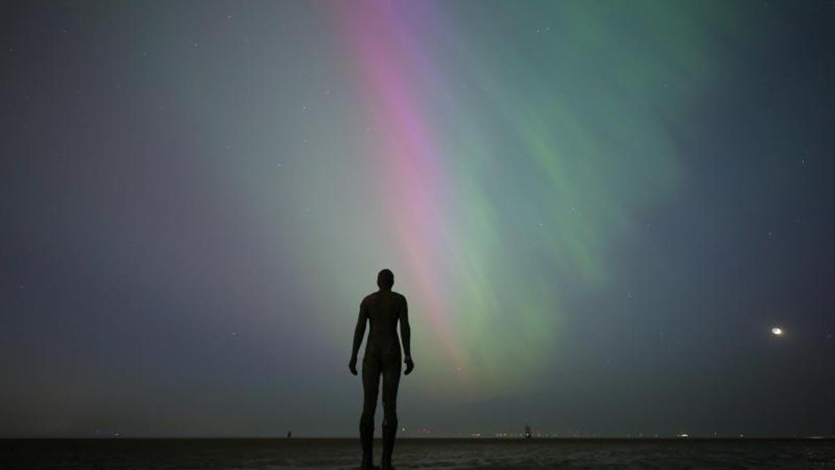 La aurora boreal vista desde el emplazamiento de una escultura en Crosby, Reino Unido, esta noche.