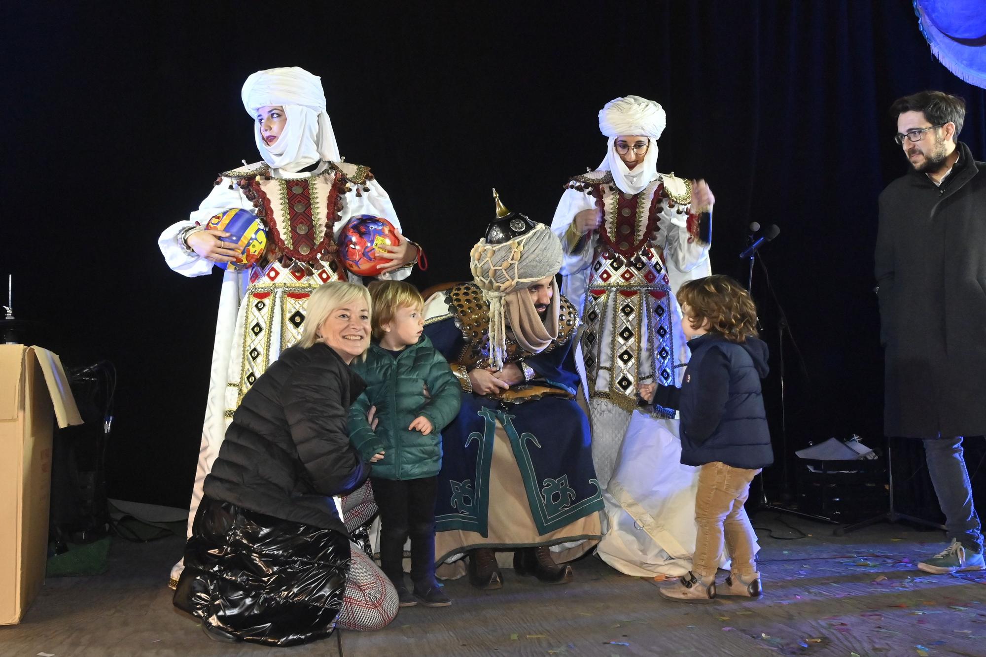 Los peques de Castelló entregan al Cartero Real las misivas con sus deseos. Encuentra tu foto.