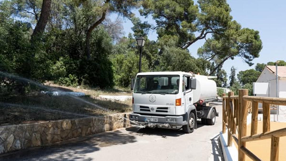 Camión-cisterna para proteger la Muntanyeta de Alberic.