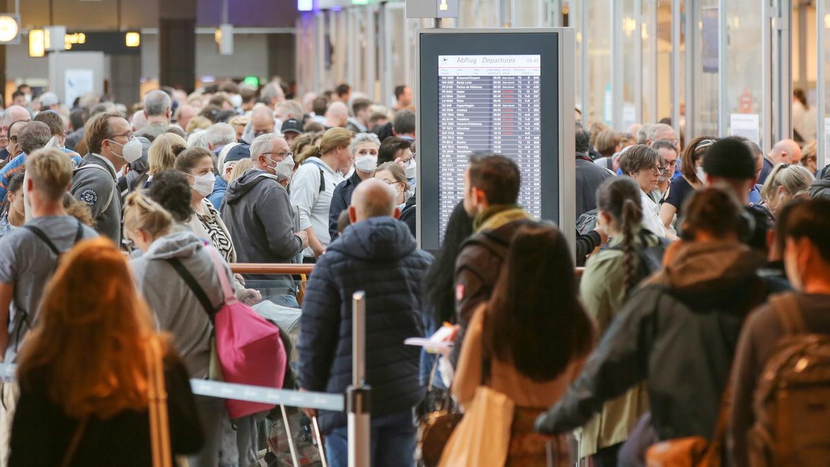 Passagiere müssen sich auf Ausfälle und Verspätungen einstellen (Archivbild)