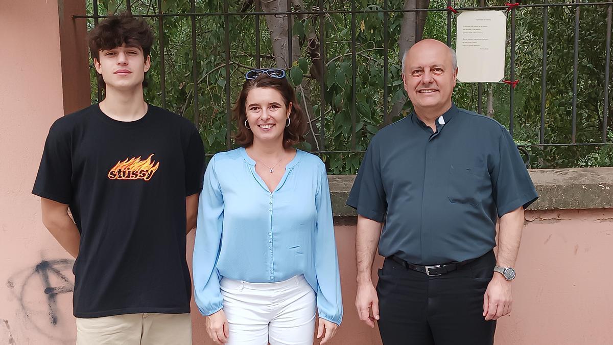 El director del colegio mayor con la hija y nieto de Ananda ante un poema de la ruta.