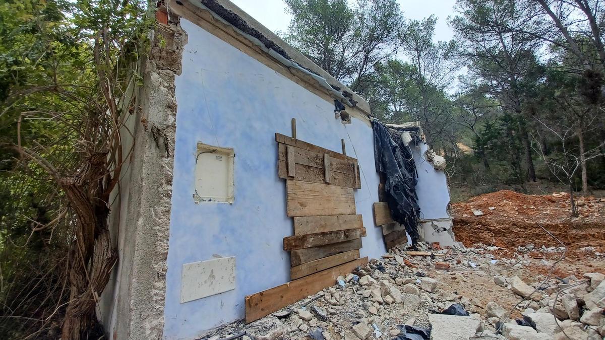 Vídeo del derribo de una escuela infantil ilegal en Santa Gertrudis multada con 504.000 euros