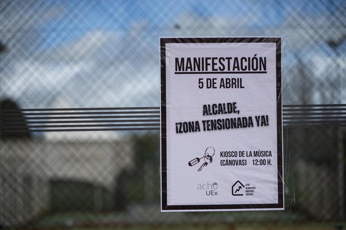 Anuncios de la huelga universitaria y de la manifestación en Cáceres Anuncios de la huelga universitaria y de la manifestación en Cáceres