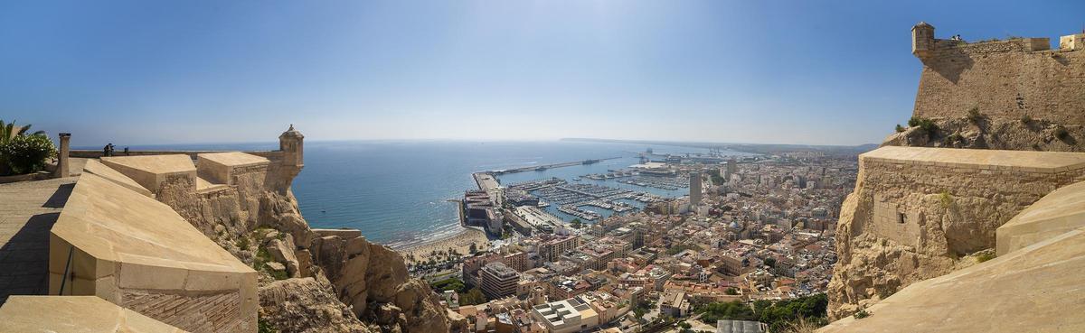 Vistas desde el Castillo de Santa Bárbara de Alicante.