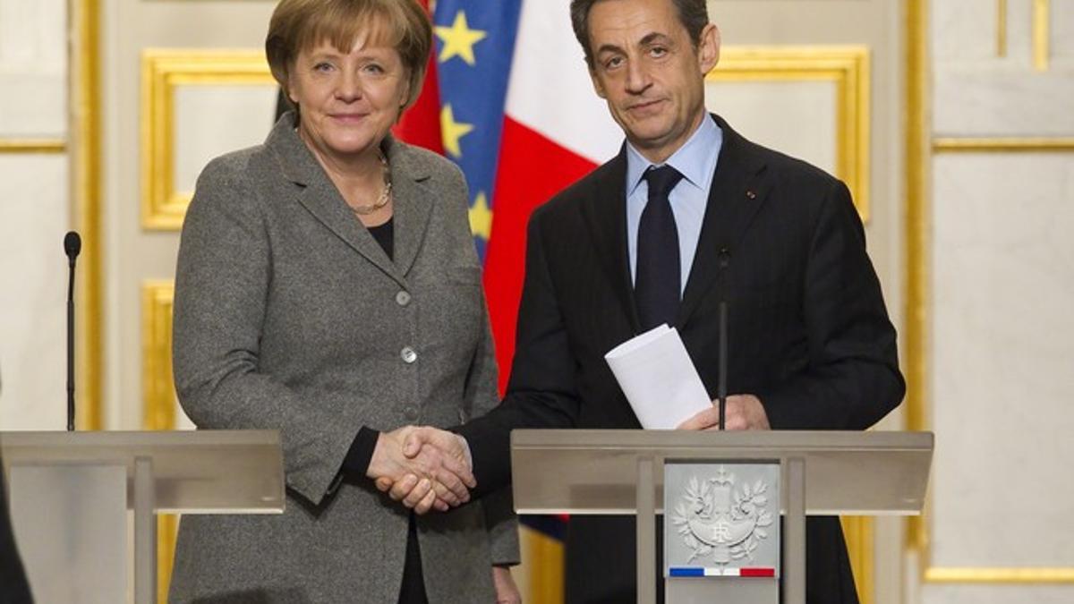 La cancillera alemana Angela Merkel y el presidente francés, Nikolas Sarkozy, estrechan la mano durante una rueda de prensa conjunta en el Palacio del Elíseo en París.