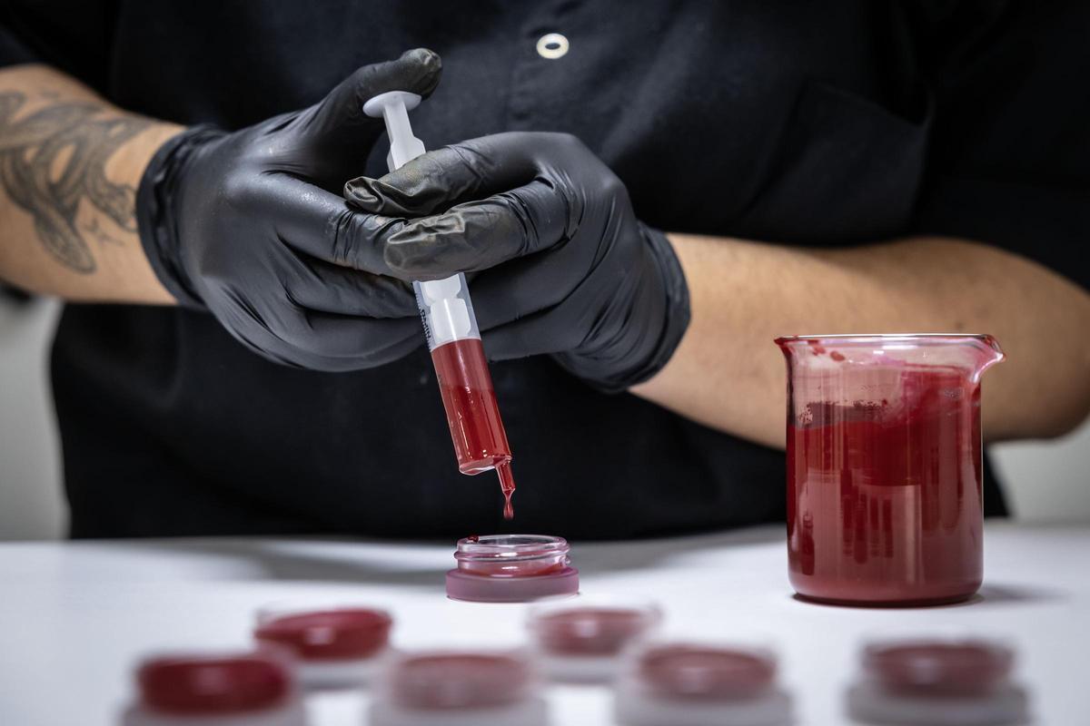 Una técnica de la tienda-laboratorio de Barcelona prueba nuevos coloretes.