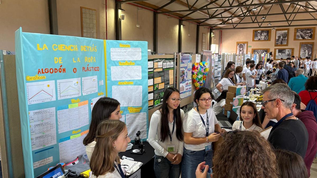 Las cinco alumnas galardonadas estudian en el IES Sierra de Guara, de Huesca. Las cinco alumnas galardonadas del IES Sierra de Guara, durante la exposición de su proyecto.