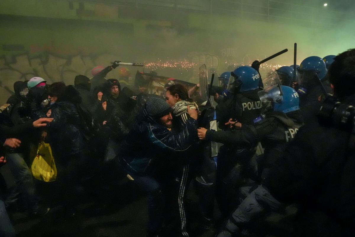 Manifestantes se enfrentan a la policía en la marcha de sindicatos y centros sociales contra los Juegos Olímpicos de Milán-Cortina 2026