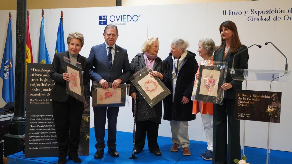 Por la izquierda, María del Carmen Inés, Alfredo Canteli, María Victoria Menéndez-Castañedo, Cristina Barreiro, Carmen Salinero y la concejala Leticia González, ayer, en el acto de inauguración celebrado en Trascorrales.