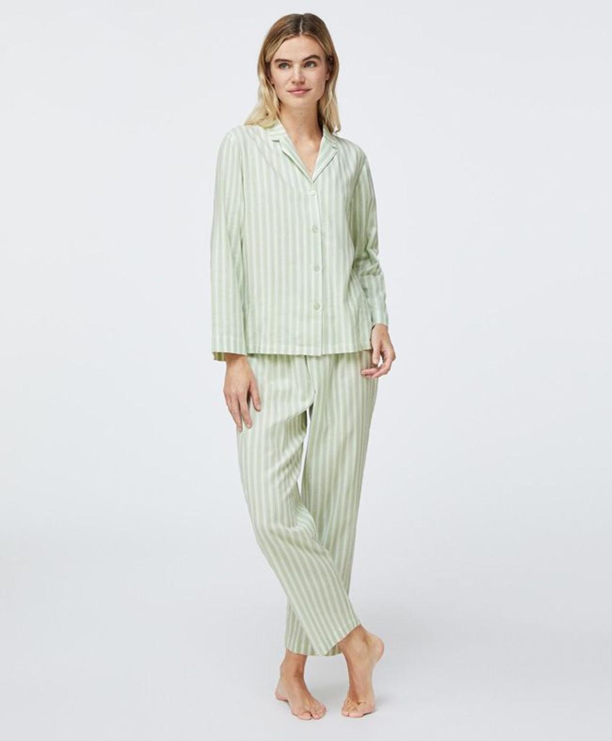 Pijama de rayas verdes, de Oysho