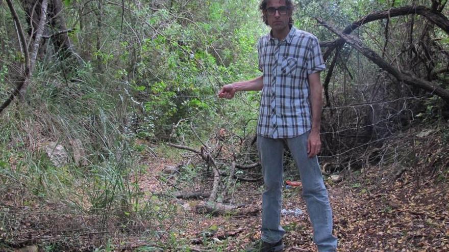 El regidor Francesc Canyelles, ante la reja que impide el paso en el tramo de Son Burguet.