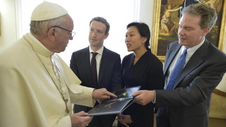 El Papa Francisco se reúne con Mark Zuckerberg , fundador y director de Facebook