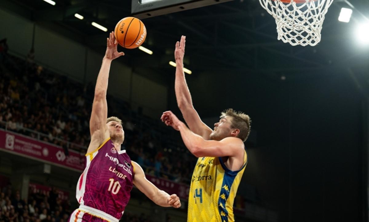 Muric, del Hiopos Lleida, lanza a canasta ante Lammers, en un encuentro de Liga Endesa