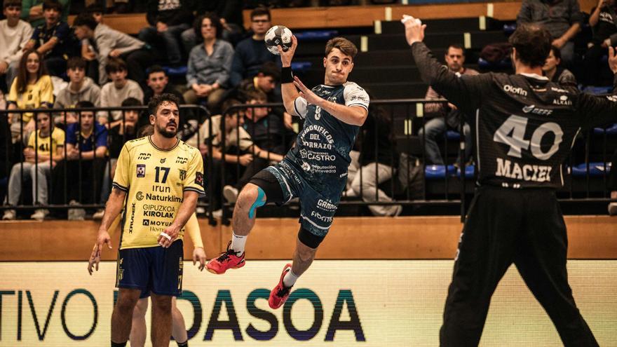 Arón lanza a puerta en el duelo de ayer ante la mirada de Rodrigo Salinas.