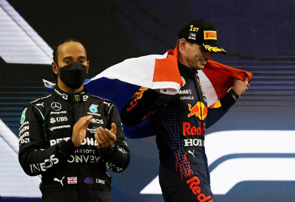 Verstappen y Hamilton en el podio del GranPpremio de Abu Dabi.