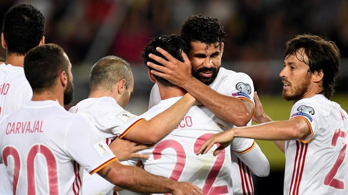 Los jugadores de la selección española felicitan a Diego Costa tras marcar el 0-2.