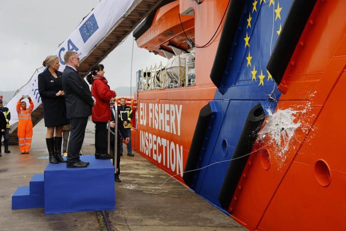 Vitcheva bautiza uno de los barcos junto a Susan Steele. |   // ALBA VILLAR